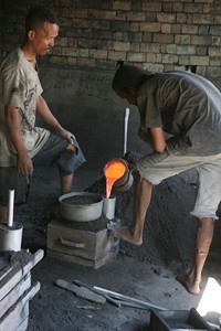 [Madagascar 
    Aluminum Pot Making]